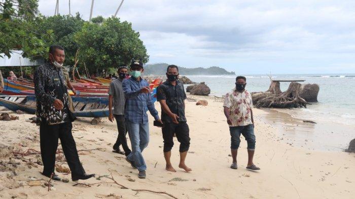 Camat Labuhan Haji Timur berkunjung ke destinasi pantai Sawang Indah yang merupakan penghasil ikan